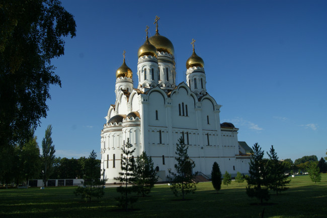 Обои картинки фото города, православные, церкви, монастыри, трава, небо, собор, деревья