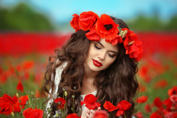 Картинка девушки -unsort+ брюнетки +шатенки цветы красные шатенка прическа макияж венок боке девушка поле маки лето