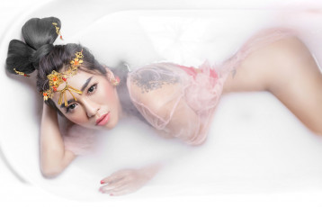 Картинка девушки -unsort+ азиатки причёска взгляд ванна украшения модель азиатка молоко