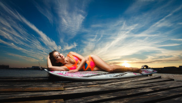 Картинка девушки -unsort+ брюнетки +шатенки небо серфинг закат купальник брюнетка девушка поза лежит доска море фигура