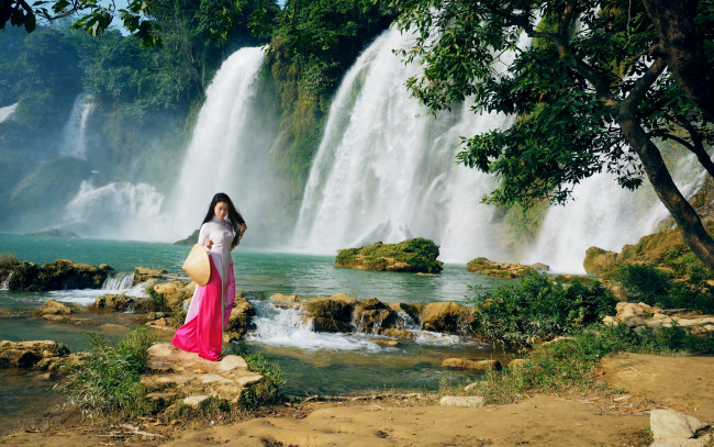 Обои картинки фото девушки, -unsort , азиатки, водопад, прогулка, восточная, природа, девушка