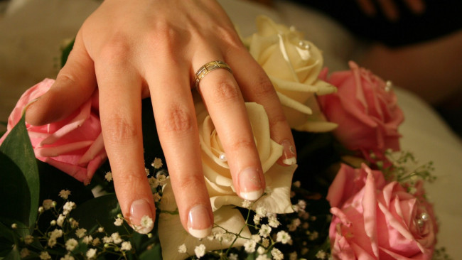 Обои картинки фото разное, руки, кольцо, обручальное, розы