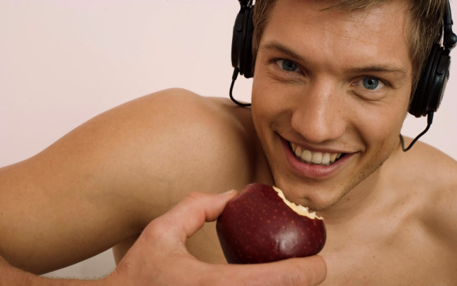 Обои картинки фото мужчины, - unsort, улыбка, яблоко, наушники