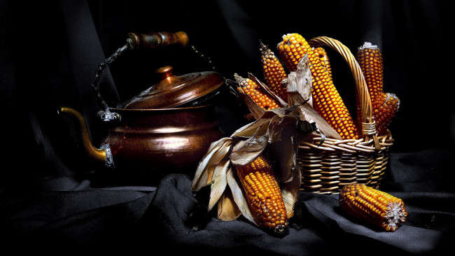 Обои картинки фото еда, кукуруза, чайник, початки, корзинка