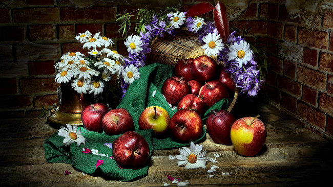 Обои картинки фото еда, яблоки, венок, ромашки