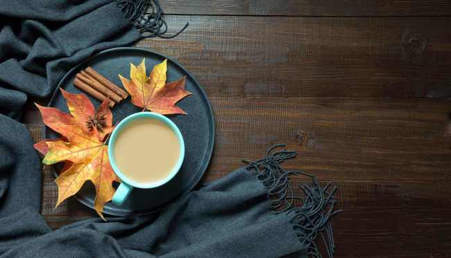 Обои картинки фото еда, кофе,  кофейные зёрна, листья, осень, корица