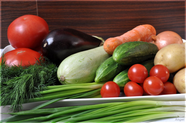 Обои картинки фото еда, овощи, огурцы, помидоры, баклажан, лук, кабачок, укроп