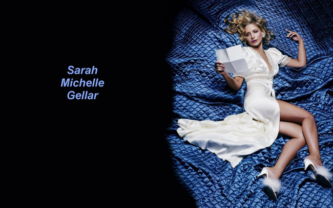 Обои картинки фото девушки, sarah michelle gellar, одеяло, сара, мишель, геллар, письмо, блондинка, халат, улыбка, актриса