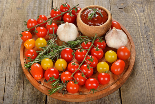 Обои картинки фото еда, помидоры, чеснок, соус, томаты