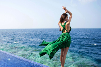 Картинка девушки -+брюнетки +шатенки море волны зеленое платье