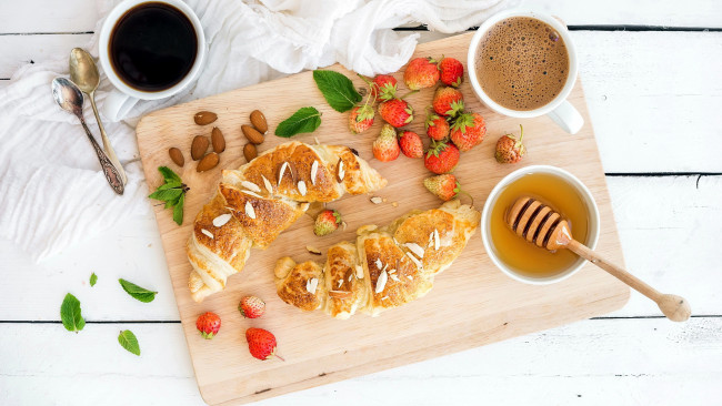 Обои картинки фото еда, разное, кофе, мед, орехи, круассаны, клубника