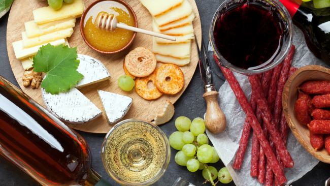 Обои картинки фото еда, разное, сыр, виноград, вино, колбаски, мед