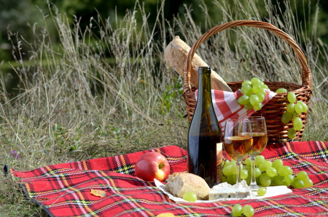 Обои картинки фото еда, разное, пикник, хлеб, вино, виноград