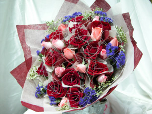 Картинка цветы букеты композиции розовые красные синие упаковка