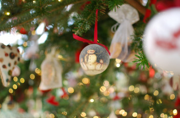 Картинка праздничные украшения игрушки праздник гирлянда огни новый год елка