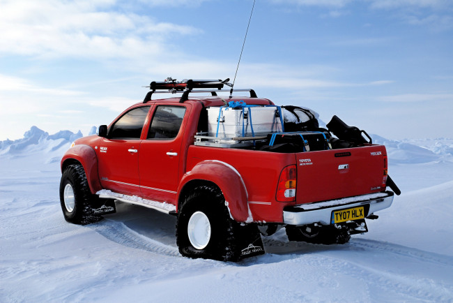 Обои картинки фото автомобили, toyota, снег, зима, лыжи, arctic, trucks, hilux, северный, полюс, north, pole, red