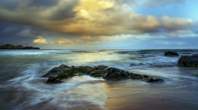 Обои картинки фото природа, побережье, океан, камни, тучи, свет