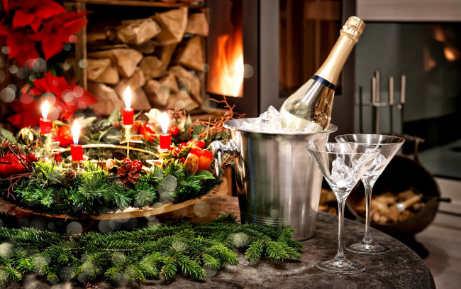 Обои картинки фото праздничные, сервировка, шампанское, бокалы, рождественский, венок