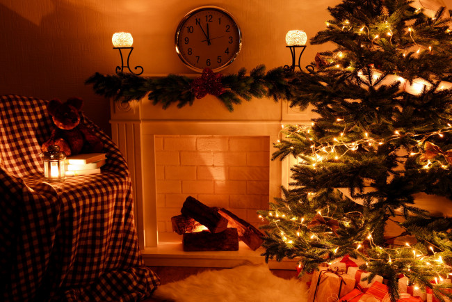 Обои картинки фото праздничные, новогодний очаг, часы, поленья, камин, елка, кресло