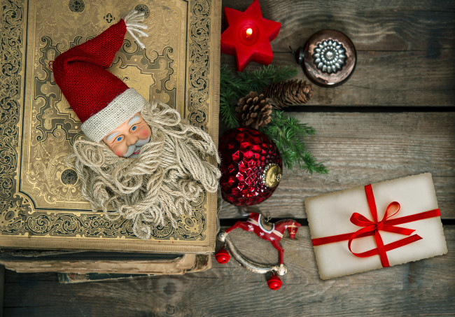 Обои картинки фото праздничные, подарки и коробочки, маска, свеча, шишки, подарок, шарики