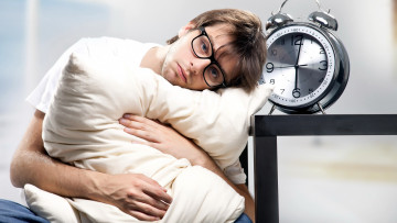 Картинка мужчины -+unsort очки будильник подушка