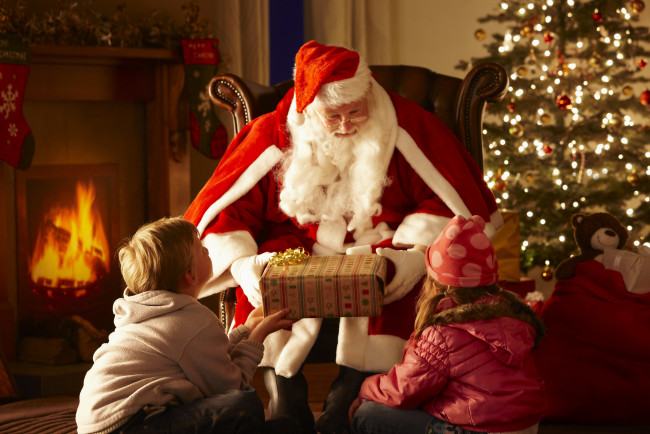 Обои картинки фото праздничные, дед мороз,  санта клаус, санта, клаус, подарок, дети, ёлка, камин