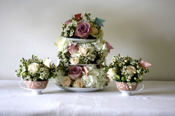 Картинка цветы букеты композиции чашки тарелки розы