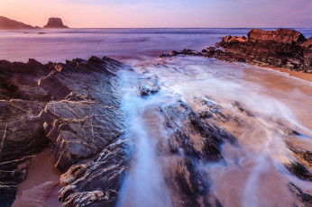 Картинка природа побережье море камни скалы волны пена закат небо