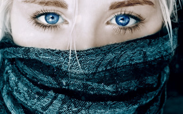 Картинка разное глаза блондинка шарф