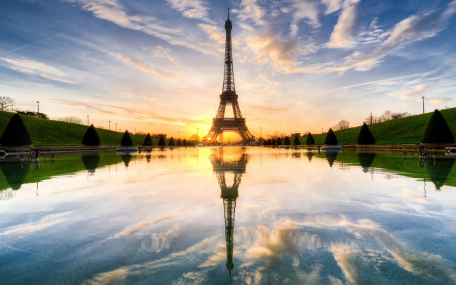 Обои картинки фото города, париж , франция, париж, эйфелева, башня, отражение, зарево, закат