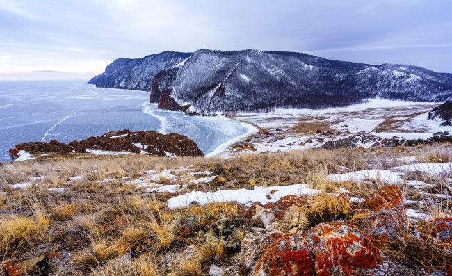 Обои картинки фото природа, побережье, море, берег, скалы, снег, зима, трава, камни