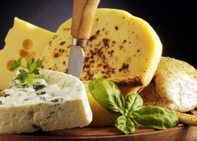 Обои картинки фото еда, сырные изделия, базилик, нож, петрушка, сыр