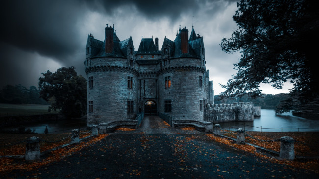 Обои картинки фото города, - дворцы,  замки,  крепости, вечер, осень, опавшие, листья, деревья, архитектура, замок, франция, темный, озеро