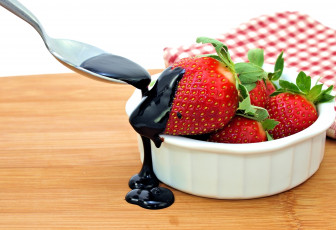 Картинка еда клубника земляника ложка шоколад ягоды