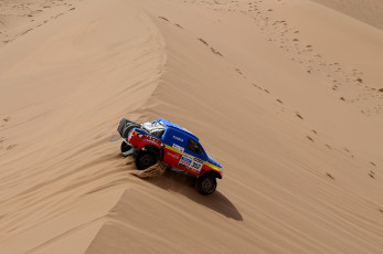 Картинка спорт авторалли машина toyota dakar rally подъем дюна дакар песок