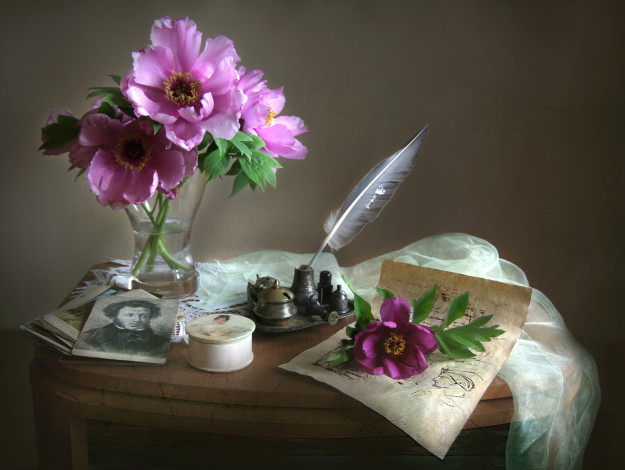 Обои картинки фото цветы, пионы, букет, пушкин, чернильница, перо