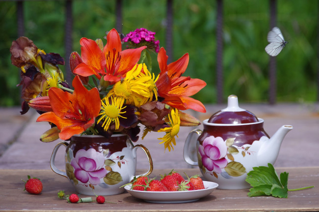 Обои картинки фото еда, клубника,  земляника, чайник, цветы