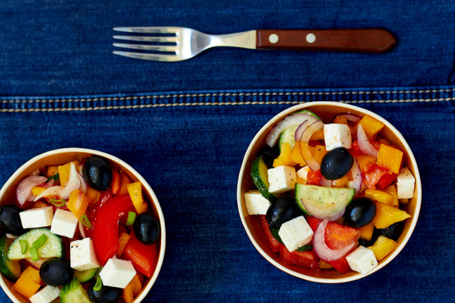 Обои картинки фото еда, салаты,  закуски, салат, овощи, джинсы
