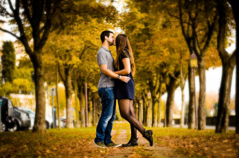 Картинка разное мужчина+женщина пара аллея осень autumn love поцелуй влюблённые