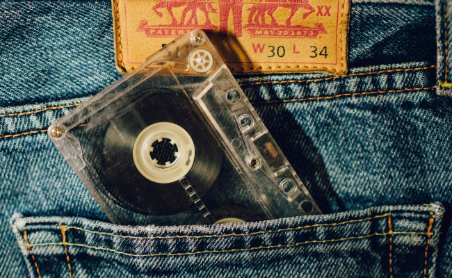 Обои картинки фото кассета в джинсах, разное, ретро,  винтаж, кассета, в, джинсах, касета