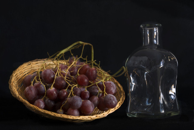 Обои картинки фото еда, виноград, кисть, бутылка, корзинка