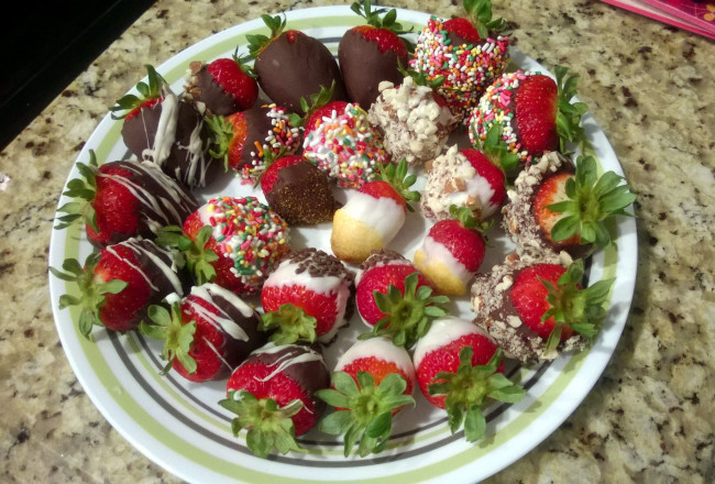 Обои картинки фото еда, клубника,  земляника, лакомство, десерт, ягоды