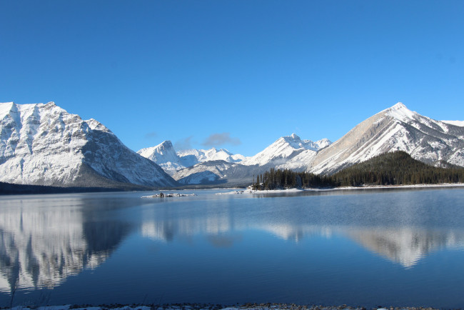 Обои картинки фото природа, реки, озера, небо, горы, озеро, остров, деревья, зима, снег