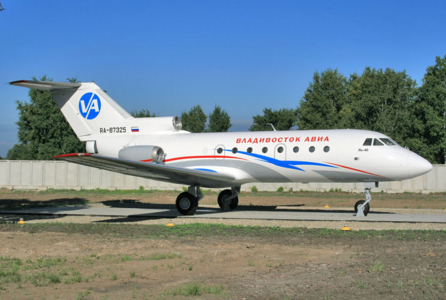 Обои картинки фото Як-40, авиация, памятники авиационных изделий, самолёт