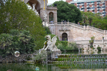Картинка города барселона+ испания пузырь деревья скульптура водоем
