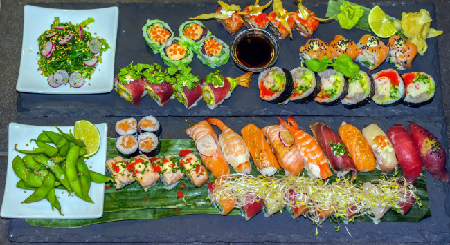 Обои картинки фото еда, рыба,  морепродукты,  суши,  роллы, ассорти, роллы, кухня, японская