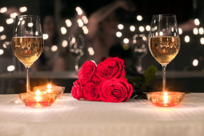 Обои картинки фото еда, напитки,  вино, розы, свечи, вино, бокалы