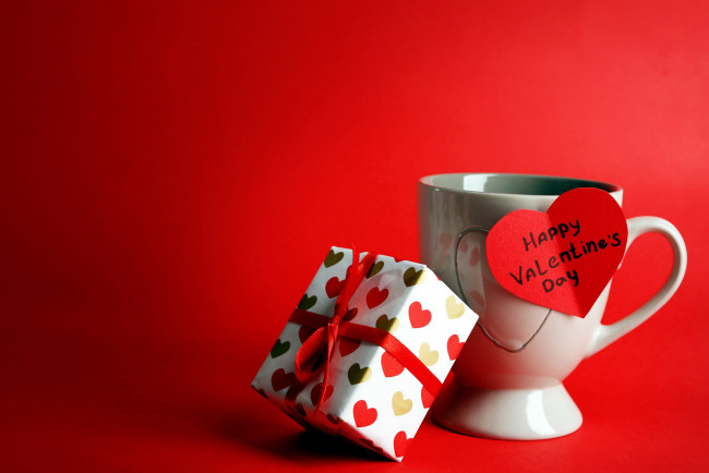 Обои картинки фото праздничные, день святого валентина,  сердечки,  любовь, подарок, чашка, надпись