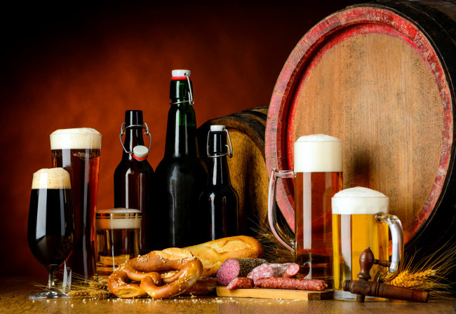Обои картинки фото еда, напитки,  пиво, бочки, пиво, бокалы, ассорти, закуска, пена
