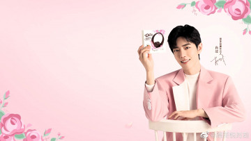 Картинка мужчины xiao+zhan актер пиджак коробка конфеты цветы